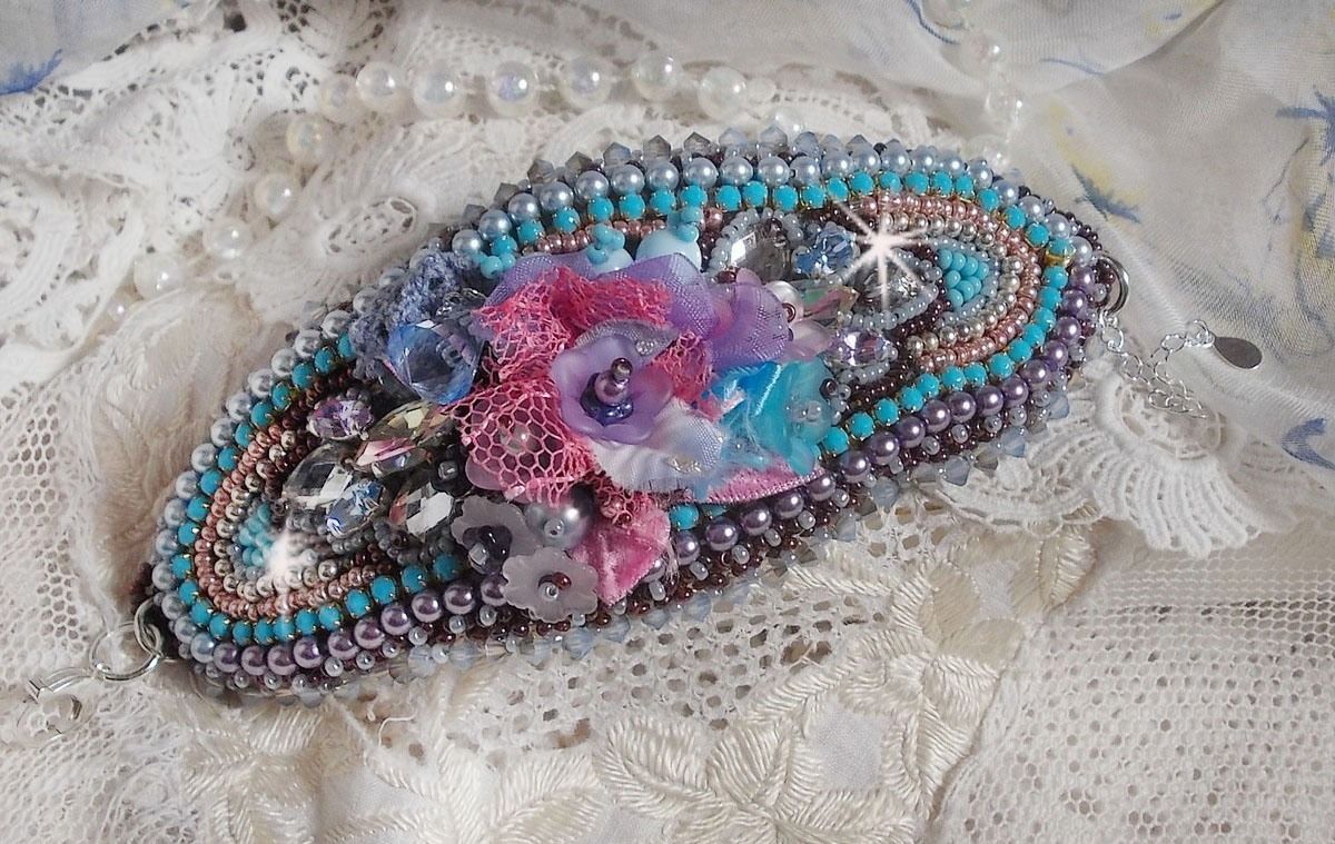 Bracelet manchette Mademoiselle Bluse Haute-Couture brod&eacute; avec des Cristaux de Swarovski, des fleurs en verre de boh&egrave;me, de l'Argent 925/1000, de la dentelle  et des rocailles