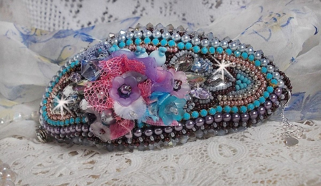 Bracelet manchette Mademoiselle Bluse Haute-Couture brod&eacute; avec des Cristaux de Swarovski, des fleurs en verre de boh&egrave;me, de l'Argent 925/1000, de la dentelle  et des rocailles