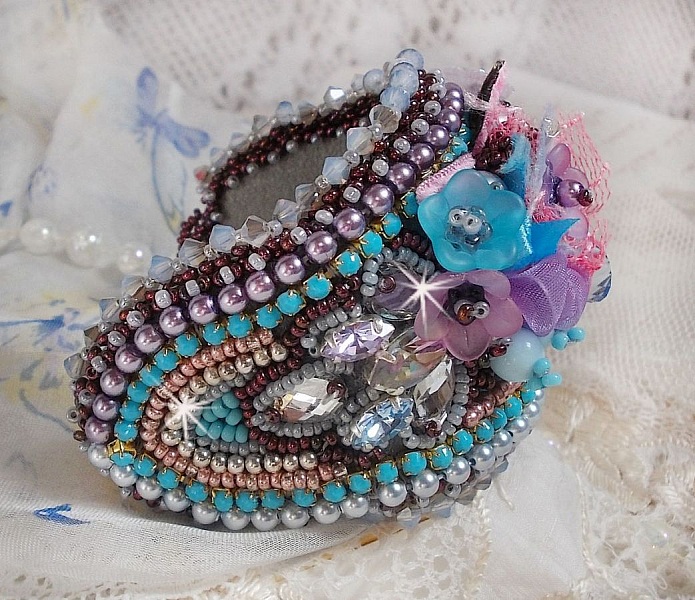 Bracelet manchette Mademoiselle Bluse Haute-Couture brod&eacute; avec des Cristaux de Swarovski, des fleurs en verre de boh&egrave;me, de l'Argent 925/1000, de la dentelle  et des rocailles