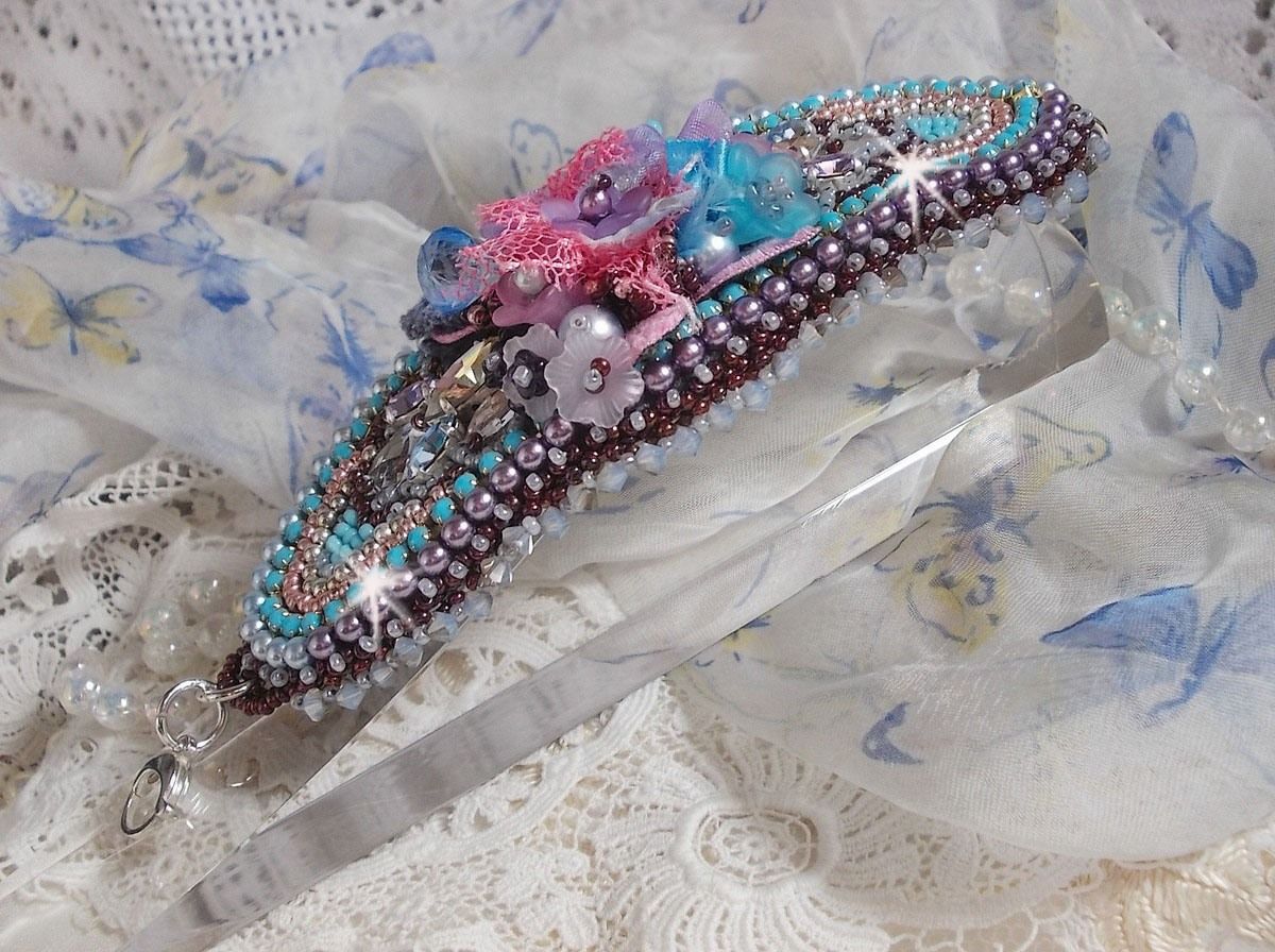 Bracelet manchette Mademoiselle Bluse Haute-Couture brod&eacute; avec des Cristaux de Swarovski, des fleurs en verre de boh&egrave;me, de l'Argent 925/1000, de la dentelle  et des rocailles