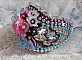 Bracelet manchette Mademoiselle Bluse Haute-Couture brod&eacute; avec des Cristaux de Swarovski, des fleurs en verre de boh&egrave;me, de l'Argent 925/1000, de la dentelle  et des rocailles