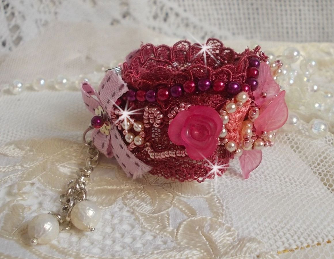 Bracelet Magnolia avec une dentelle bordeaux brod&eacute;e avec des perles nacr&eacute;es et fleurs