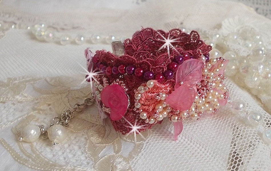 Bracelet Magnolia avec une dentelle bordeaux brod&eacute;e avec des perles nacr&eacute;es et fleurs