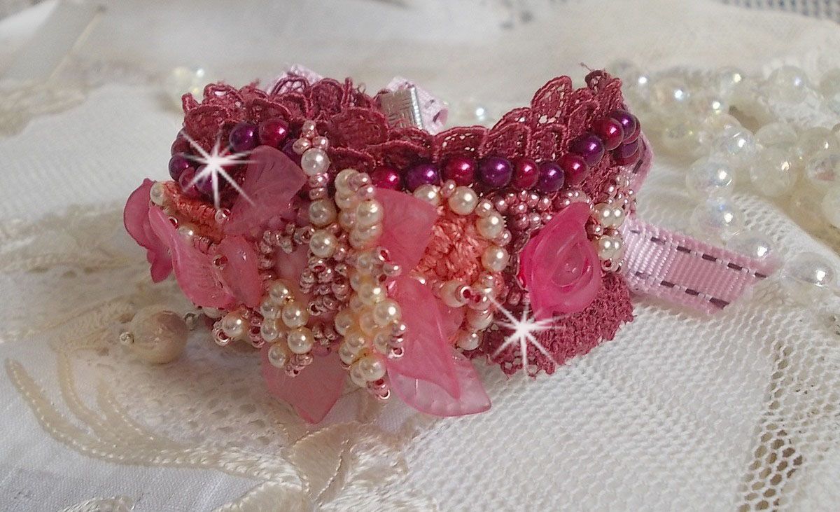 Bracelet Magnolia avec une dentelle bordeaux brod&eacute;e avec des perles nacr&eacute;es et fleurs
