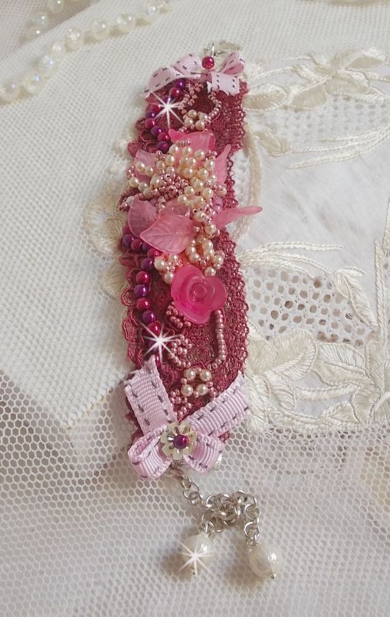 Bracelet Magnolia avec une dentelle bordeaux brod&eacute;e avec des perles nacr&eacute;es et fleurs