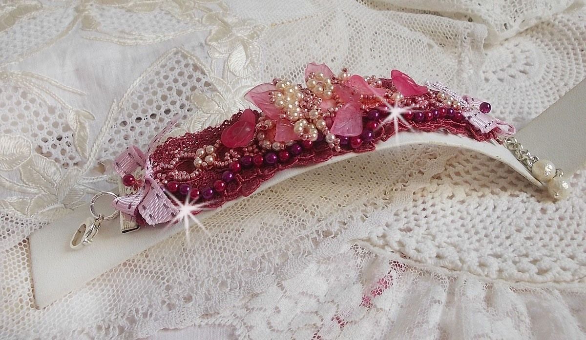 Bracelet Magnolia avec une dentelle bordeaux brod&eacute;e avec des perles nacr&eacute;es et fleurs