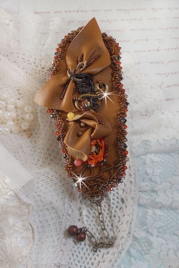Bracelet manchette Amber Romance brod&eacute; avec du cuir vachette tr&egrave;s souple, des perles semi-pr&eacute;cieuses comme la Citrine, l' Agate et des rocailles