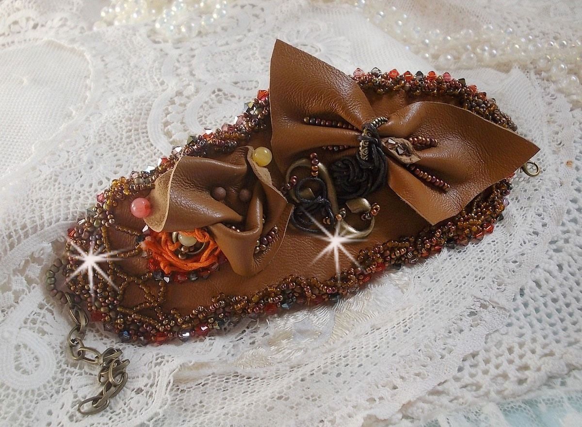 Bracelet manchette Amber Romance brod&eacute; avec du cuir vachette tr&egrave;s souple, des perles semi-pr&eacute;cieuses comme la Citrine, l' Agate et des rocailles