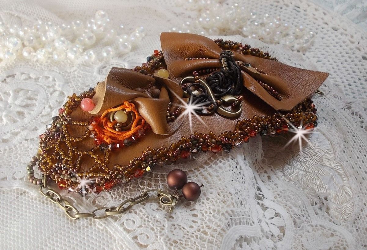 Bracelet manchette Amber Romance brod&eacute; avec du cuir vachette tr&egrave;s souple, des perles semi-pr&eacute;cieuses comme la Citrine, l' Agate et des rocailles