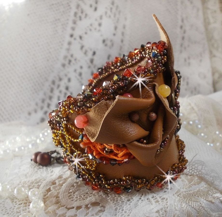 Bracelet manchette Amber Romance brod&eacute; avec du cuir vachette tr&egrave;s souple, des perles semi-pr&eacute;cieuses comme la Citrine, l' Agate et des rocailles