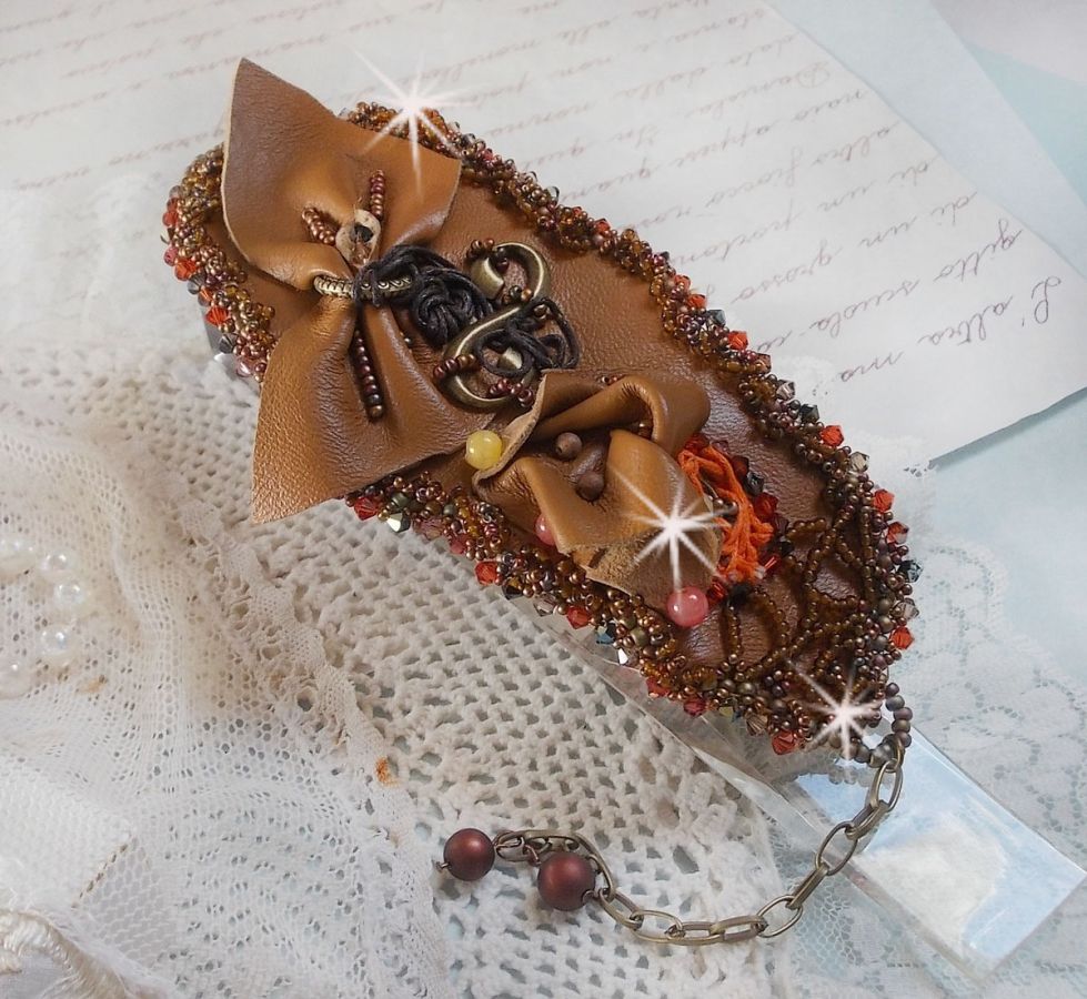 Bracelet manchette Amber Romance brod&eacute; avec du cuir vachette tr&egrave;s souple, des perles semi-pr&eacute;cieuses comme la Citrine, l' Agate et des rocailles