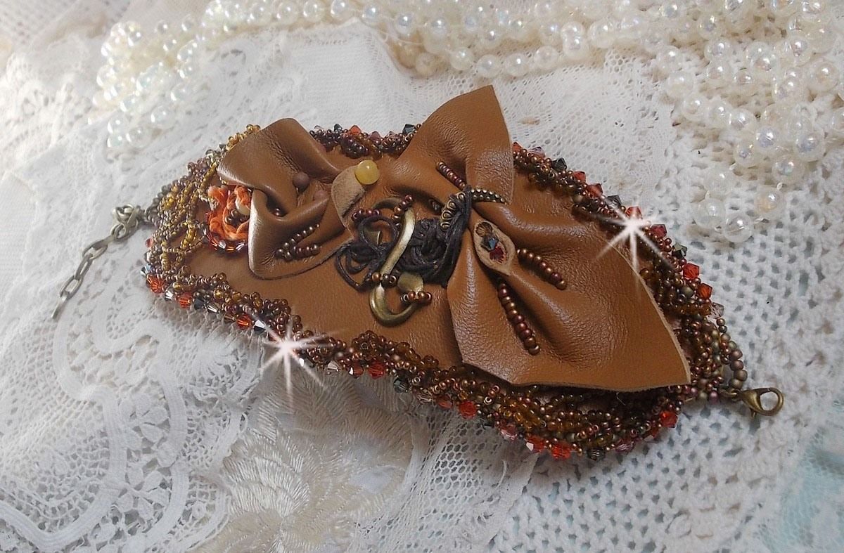 Bracelet manchette Amber Romance brod&eacute; avec du cuir vachette tr&egrave;s souple, des perles semi-pr&eacute;cieuses comme la Citrine, l' Agate et des rocailles