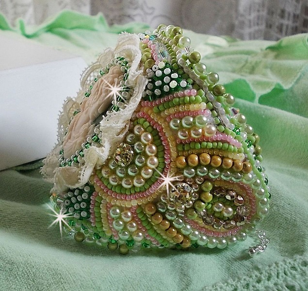 Bracelet manchette Anisse haute-Couture brod&eacute; avec un cabochon portrait de femme cr&eacute;e par mes soins, des perles de Swarovski, des rocailles.