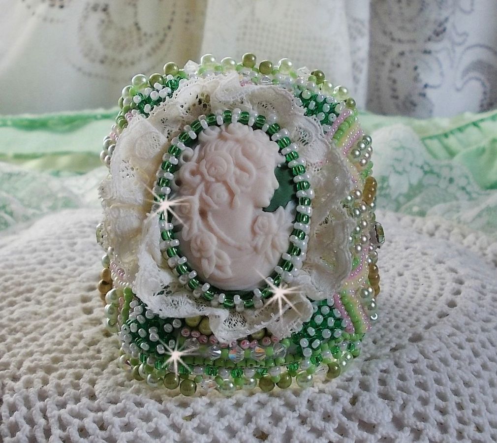 Bracelet manchette Anisse haute-Couture brod&eacute; avec un cabochon portrait de femme cr&eacute;e par mes soins, des perles de Swarovski, des rocailles.