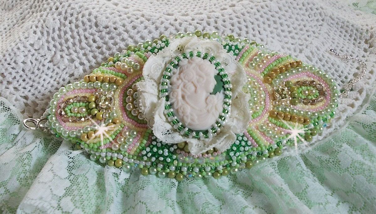 Bracelet manchette Anisse haute-Couture brod&eacute; avec un cabochon portrait de femme cr&eacute;e par mes soins, des perles de Swarovski, des rocailles.
