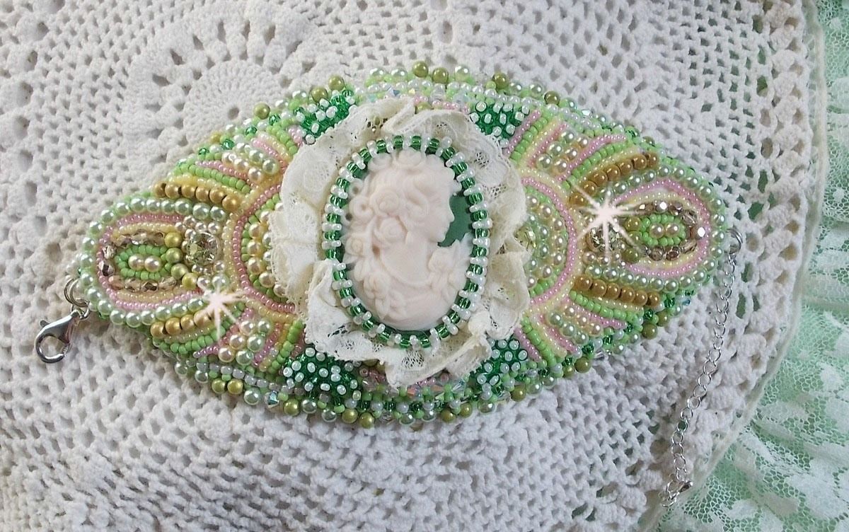 Bracelet manchette Anisse haute-Couture brod&eacute; avec un cabochon portrait de femme cr&eacute;e par mes soins, des perles de Swarovski, des rocailles.