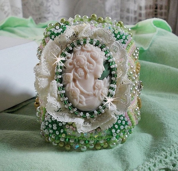 Bracelet manchette Anisse haute-Couture brod&eacute; avec un cabochon portrait de femme cr&eacute;e par mes soins, des perles de Swarovski, des rocailles.