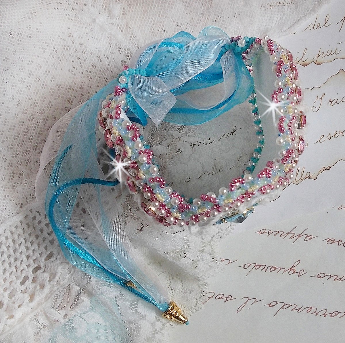 Bracelet Beauty Alicia Blue manchette Haute Couture brod&eacute; avec des cabochons en Cristal et R&eacute;sine, chatons Cristal, facettes, dentelle Blanche et Bleu, rubans et rocailles pour un style contemporain