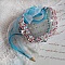 Bracelet Beauty Alicia Blue manchette Haute Couture brod&eacute; avec des cabochons en Cristal et R&eacute;sine, chatons Cristal, facettes, dentelle Blanche et Bleu, rubans et rocailles pour un style contemporain
