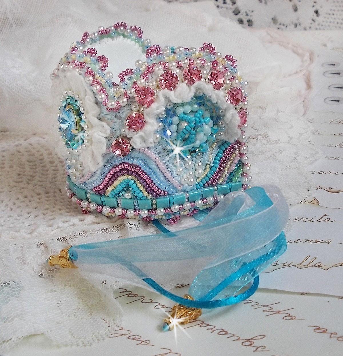 Bracelet Beauty Alicia Blue manchette Haute Couture brod&eacute; avec des cabochons en Cristal et R&eacute;sine, chatons Cristal, facettes, dentelle Blanche et Bleu, rubans et rocailles pour un style contemporain