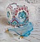 Bracelet Beauty Alicia Blue manchette Haute Couture brod&eacute; avec des cabochons en Cristal et R&eacute;sine, chatons Cristal, facettes, dentelle Blanche et Bleu, rubans et rocailles pour un style contemporain