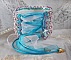 Bracelet Beauty Alicia Blue manchette Haute Couture brod&eacute; avec des cabochons en Cristal et R&eacute;sine, chatons Cristal, facettes, dentelle Blanche et Bleu, rubans et rocailles pour un style contemporain