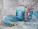 Bracelet Beauty Alicia Blue manchette Haute Couture brod&eacute; avec des cabochons en Cristal et R&eacute;sine, chatons Cristal, facettes, dentelle Blanche et Bleu, rubans et rocailles pour un style contemporain