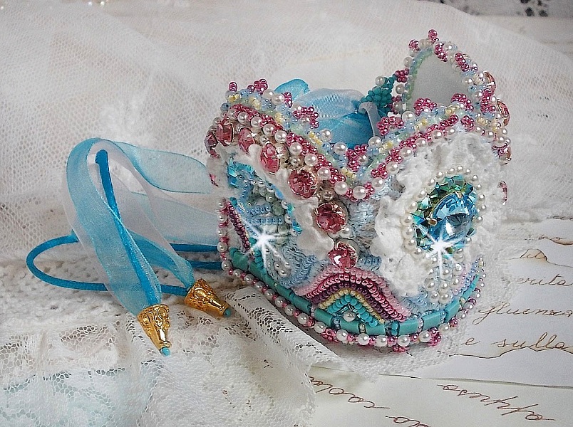 Bracelet Beauty Alicia Blue manchette Haute Couture brod&eacute; avec des cabochons en Cristal et R&eacute;sine, chatons Cristal, facettes, dentelle Blanche et Bleu, rubans et rocailles pour un style contemporain