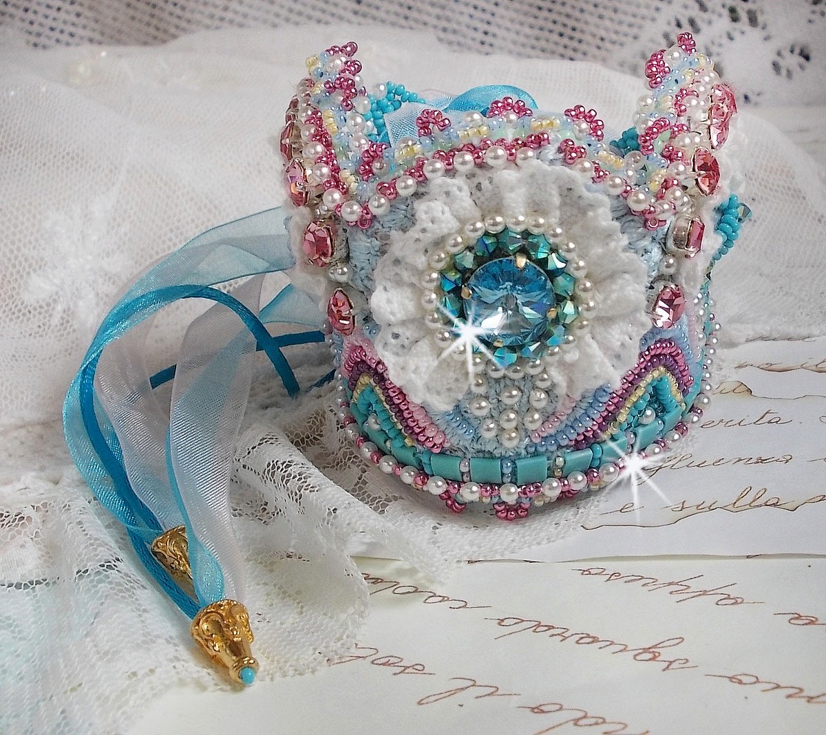 Bracelet Beauty Alicia Blue manchette Haute Couture brod&eacute; avec des cabochons en Cristal et R&eacute;sine, chatons Cristal, facettes, dentelle Blanche et Bleu, rubans et rocailles pour un style contemporain