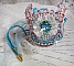 Bracelet Beauty Alicia Blue manchette Haute Couture brod&eacute; avec des cabochons en Cristal et R&eacute;sine, chatons Cristal, facettes, dentelle Blanche et Bleu, rubans et rocailles pour un style contemporain