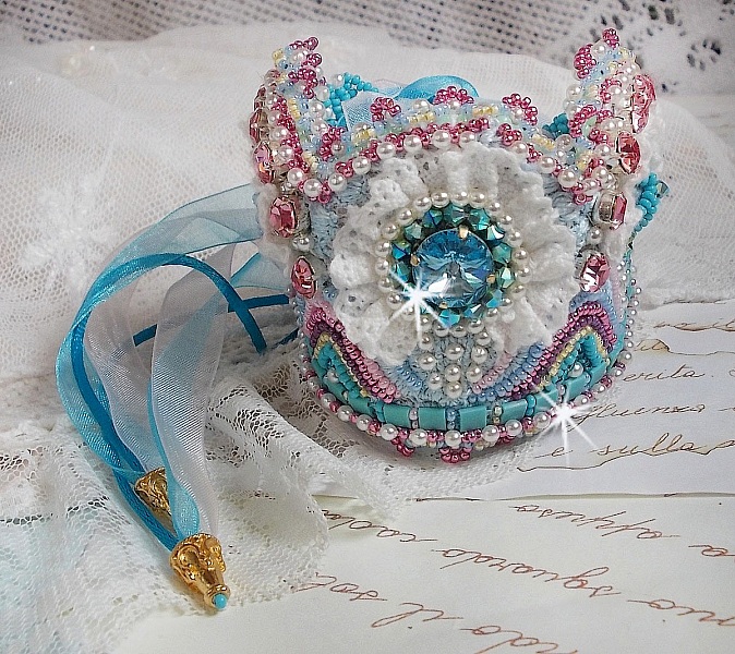 Bracelet Beauty Alicia Blue manchette Haute Couture brod&eacute; avec des cabochons en Cristal et R&eacute;sine, chatons Cristal, facettes, dentelle Blanche et Bleu, rubans et rocailles pour un style contemporain