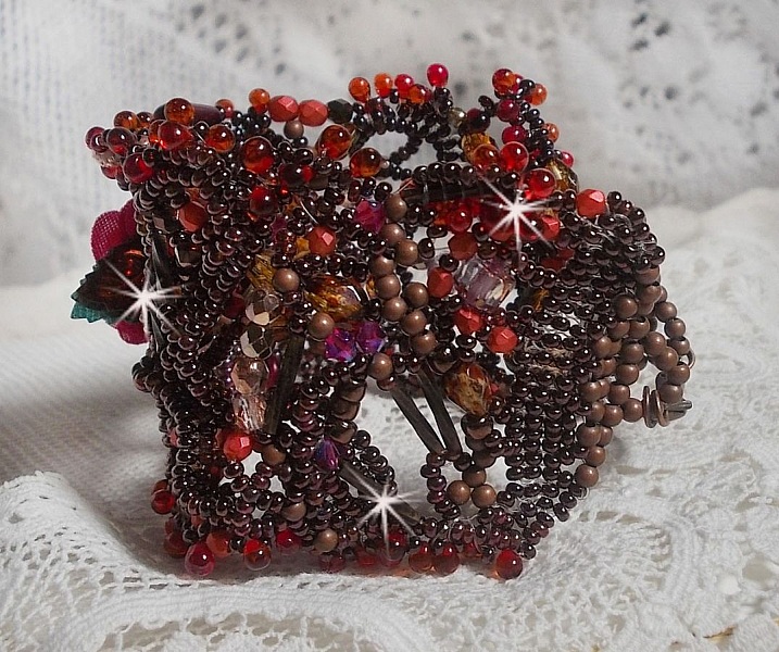 Bracelet manchette Belle H&eacute;l&egrave;ne pour une mode vintage avec des fleurs en tissu mis en forme avec rocailles Dark Bronze, bugles et mini-goutte en verre, facettes, calcite, perles et cristaux