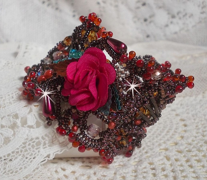Bracelet manchette Belle H&eacute;l&egrave;ne pour une mode vintage avec des fleurs en tissu mis en forme avec rocailles Dark Bronze, bugles et mini-goutte en verre, facettes, calcite, perles et cristaux
