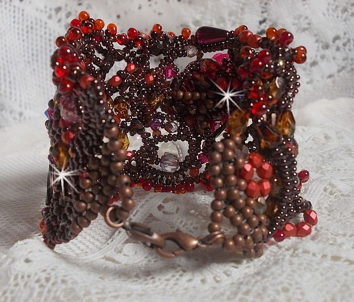 Bracelet manchette Belle H&eacute;l&egrave;ne pour une mode vintage avec des fleurs en tissu mis en forme avec rocailles Dark Bronze, bugles et mini-goutte en verre, facettes, calcite, perles et cristaux