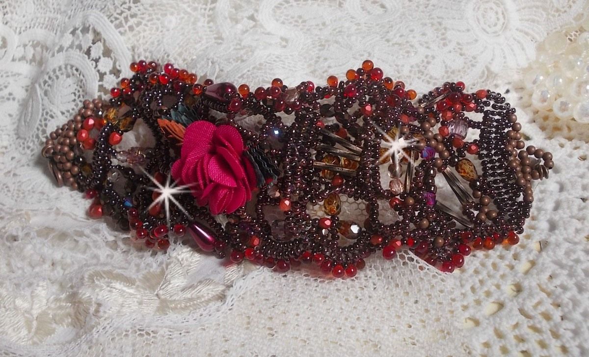 Bracelet manchette Belle H&eacute;l&egrave;ne pour une mode vintage avec des fleurs en tissu mis en forme avec rocailles Dark Bronze, bugles et mini-goutte en verre, facettes, calcite, perles et cristaux