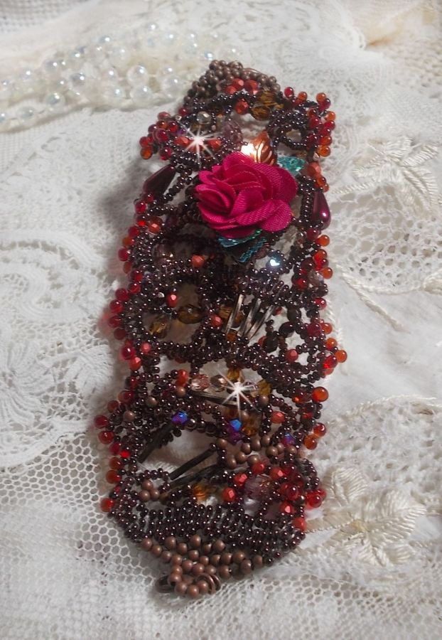 Bracelet manchette Belle H&eacute;l&egrave;ne pour une mode vintage avec des fleurs en tissu mis en forme avec rocailles Dark Bronze, bugles et mini-goutte en verre, facettes, calcite, perles et cristaux