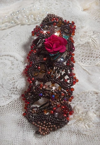 Bracelet manchette Belle H&eacute;l&egrave;ne pour une mode vintage avec des fleurs en tissu mis en forme avec rocailles Dark Bronze, bugles et mini-goutte en verre, facettes, calcite, perles et cristaux