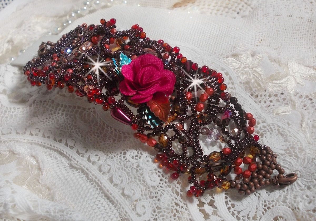 Bracelet manchette Belle H&eacute;l&egrave;ne pour une mode vintage avec des fleurs en tissu mis en forme avec rocailles Dark Bronze, bugles et mini-goutte en verre, facettes, calcite, perles et cristaux