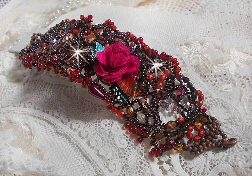 Bracelet manchette Belle H&eacute;l&egrave;ne pour une mode vintage avec des fleurs en tissu mis en forme avec rocailles Dark Bronze, bugles et mini-goutte en verre, facettes, calcite, perles et cristaux