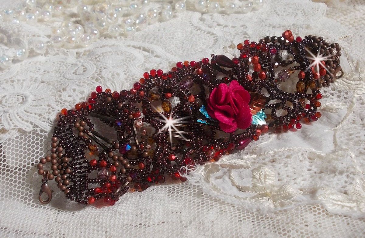 Bracelet manchette Belle H&eacute;l&egrave;ne pour une mode vintage avec des fleurs en tissu mis en forme avec rocailles Dark Bronze, bugles et mini-goutte en verre, facettes, calcite, perles et cristaux