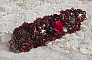 Bracelet manchette Belle H&eacute;l&egrave;ne pour une mode vintage avec des fleurs en tissu mis en forme avec rocailles Dark Bronze, bugles et mini-goutte en verre, facettes, calcite, perles et cristaux