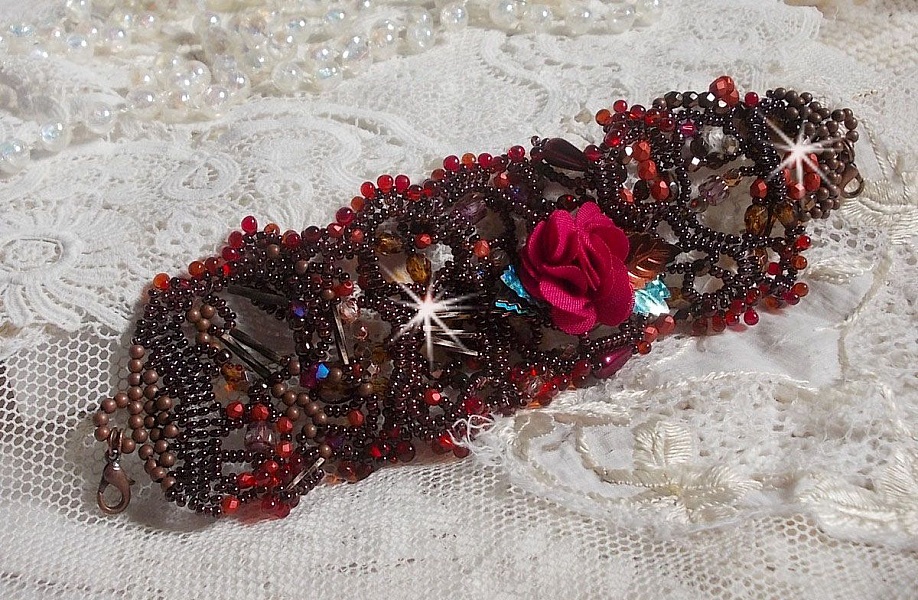 Bracelet manchette Belle H&eacute;l&egrave;ne pour une mode vintage avec des fleurs en tissu mis en forme avec rocailles Dark Bronze, bugles et mini-goutte en verre, facettes, calcite, perles et cristaux