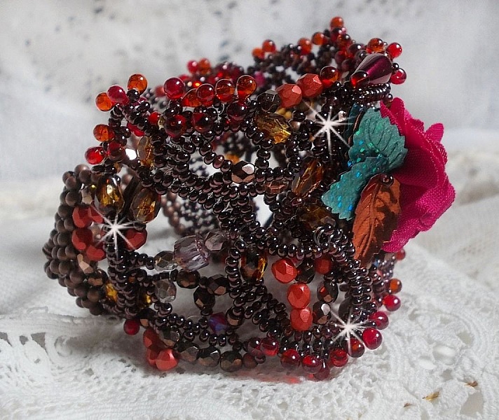 Bracelet manchette Belle H&eacute;l&egrave;ne pour une mode vintage avec des fleurs en tissu mis en forme avec rocailles Dark Bronze, bugles et mini-goutte en verre, facettes, calcite, perles et cristaux