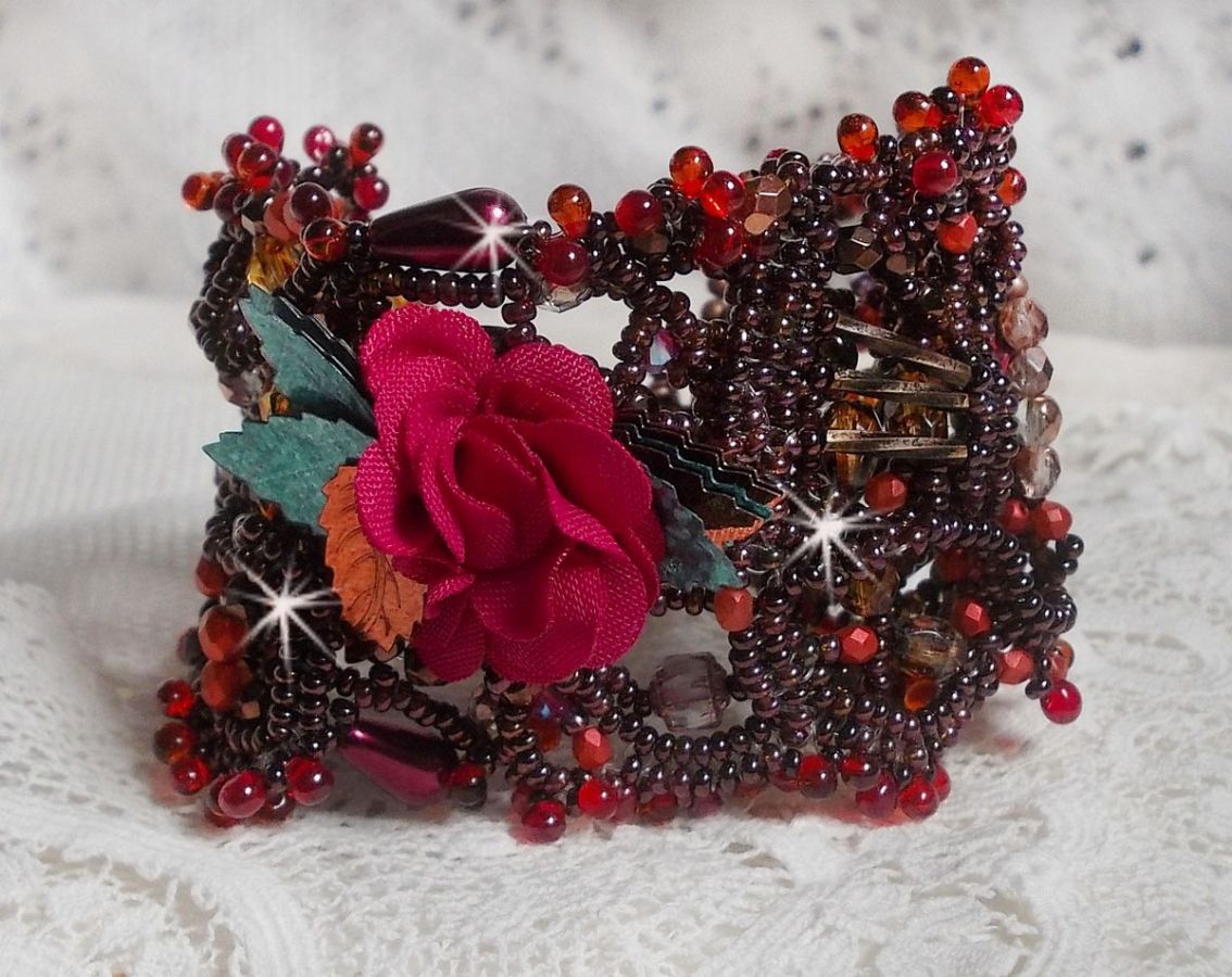 Bracelet manchette Belle H&eacute;l&egrave;ne pour une mode vintage avec des fleurs en tissu mis en forme avec rocailles Dark Bronze, bugles et mini-goutte en verre, facettes, calcite, perles et cristaux