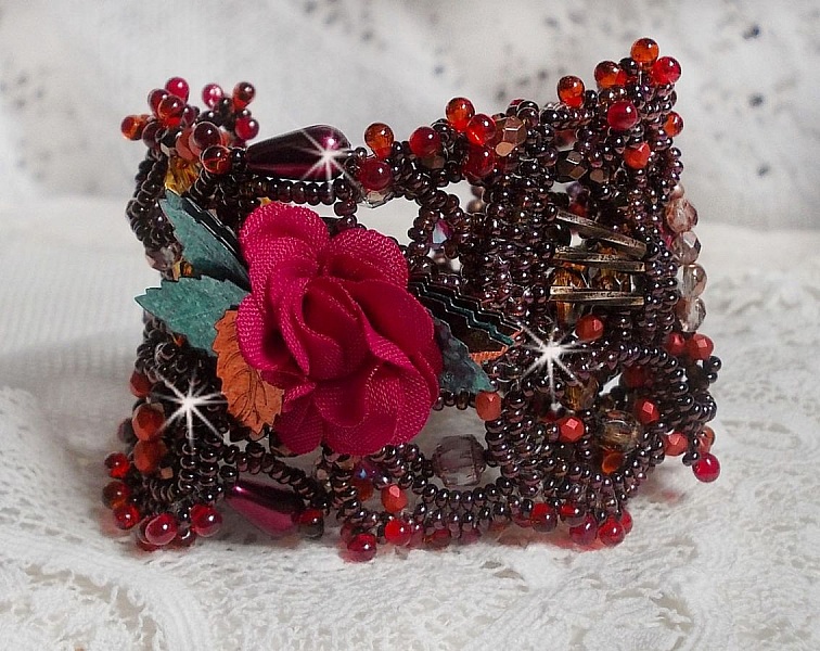 Bracelet manchette Belle H&eacute;l&egrave;ne pour une mode vintage avec des fleurs en tissu mis en forme avec rocailles Dark Bronze, bugles et mini-goutte en verre, facettes, calcite, perles et cristaux