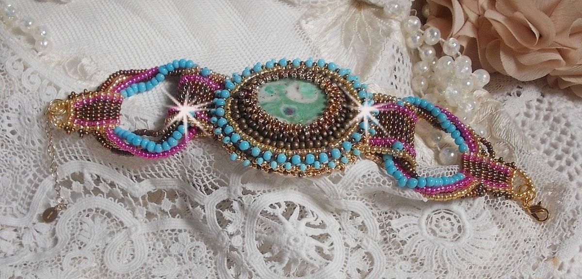 Bracelet Cheyenne manchette brod&eacute; avec une pierre de gemme, un rubis Fuchsite avec des rocailles Miyuki et des rocailles tch&egrave;ques.