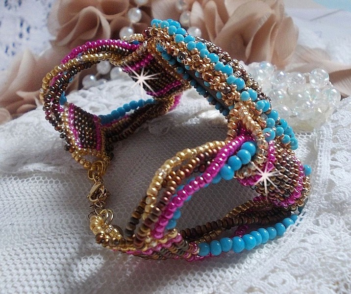 Bracelet Cheyenne manchette brod&eacute; avec une pierre de gemme, un rubis Fuchsite avec des rocailles Miyuki et des rocailles tch&egrave;ques.
