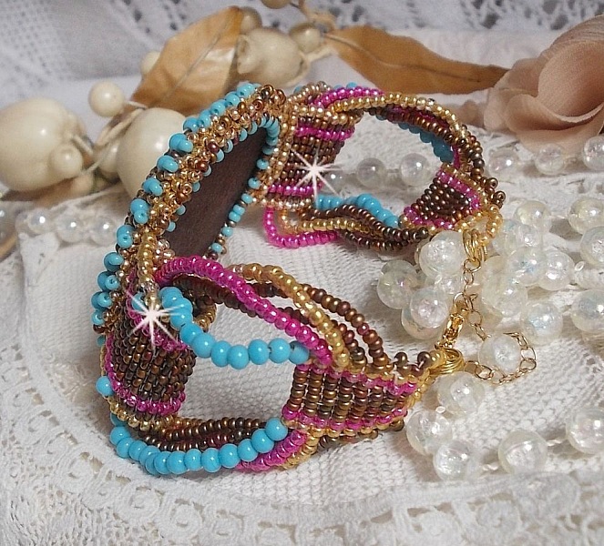 Bracelet Cheyenne manchette brod&eacute; avec une pierre de gemme, un rubis Fuchsite avec des rocailles Miyuki et des rocailles tch&egrave;ques.