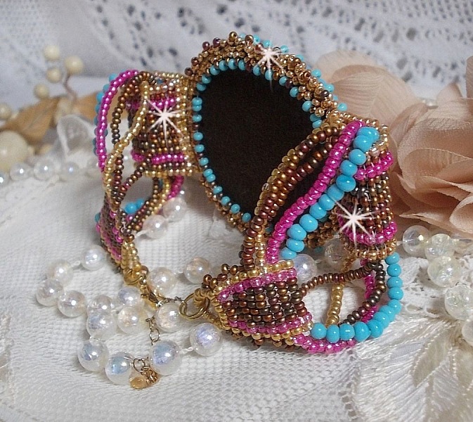 Bracelet Cheyenne manchette brod&eacute; avec une pierre de gemme, un rubis Fuchsite avec des rocailles Miyuki et des rocailles tch&egrave;ques.