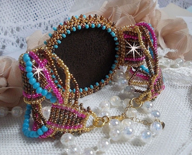 Bracelet Cheyenne manchette brod&eacute; avec une pierre de gemme, un rubis Fuchsite avec des rocailles Miyuki et des rocailles tch&egrave;ques.
